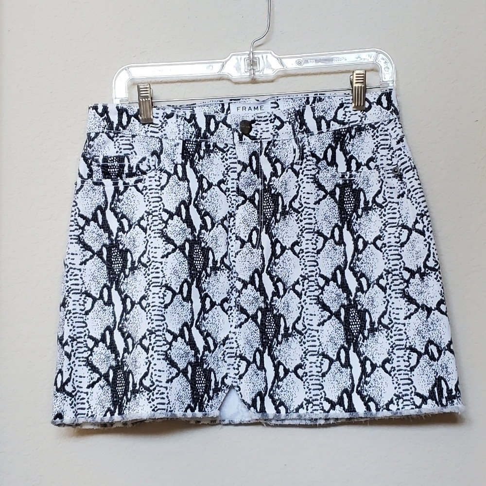 Frame Le Mini Snake Skin Skirt. Size 28 waist